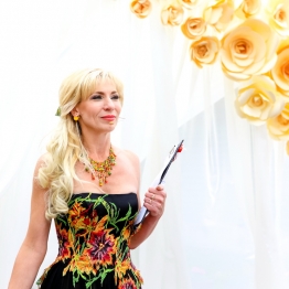 Надія Ведуча весільної церемонії