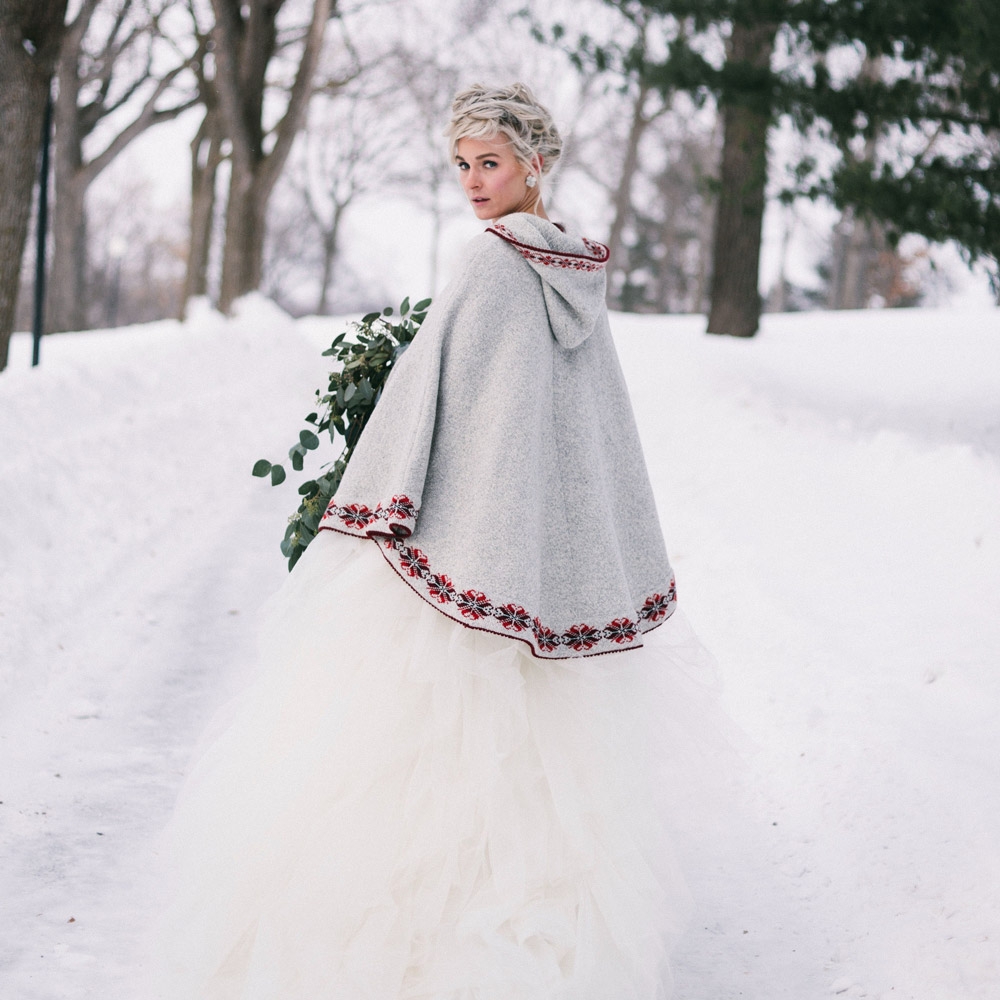 Зимний вариант свадебного платья