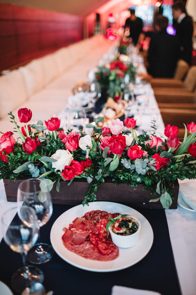 стол с цветами