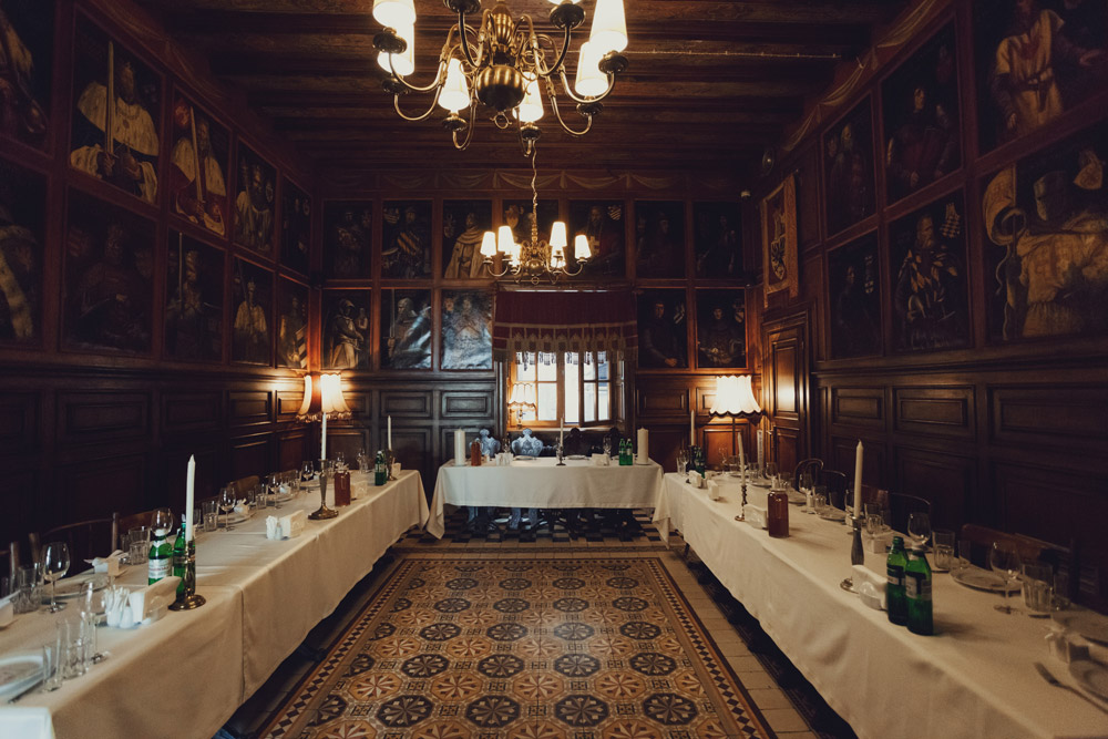 стол в ресторане дерево