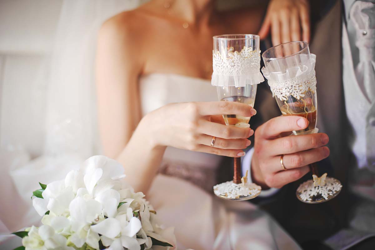 Как сделать свадебные бокалы своими руками