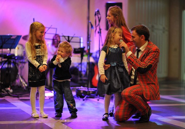 ведучий в ресторані з дітьми