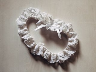 Підв'язка: історія і значення у весільній традиції - Hot Wedding Blog