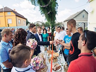 Обряд традиційного викупу нареченої на весіллі - Hot Wedding Blog