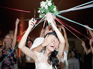 Оригінальні способи кинути букет нареченої - Hot Wedding Blog