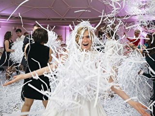 Бумажное шоу: веселое развлечение на свадьбу - Hot Wedding Blog